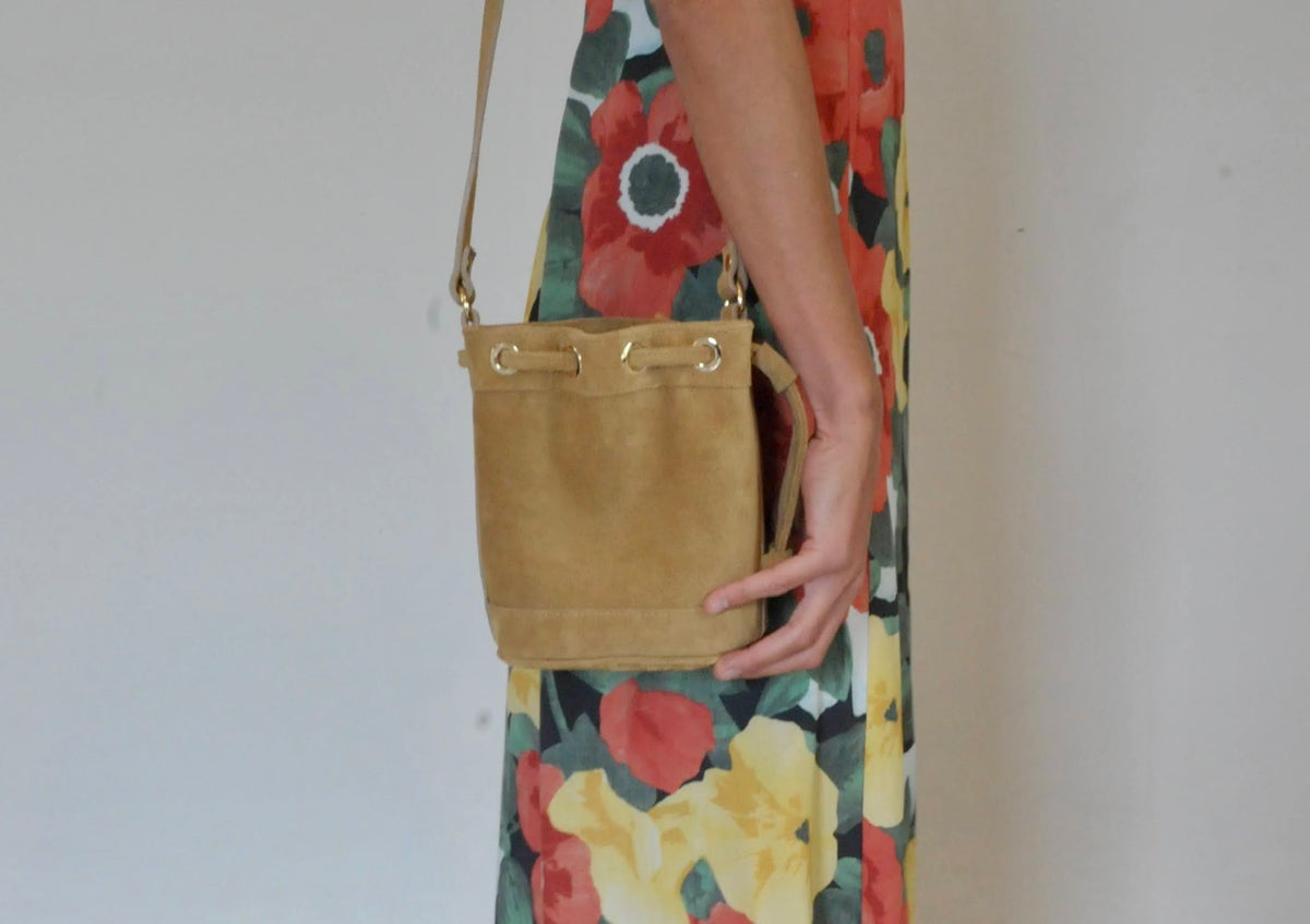Amira mini Bucket suede Beige