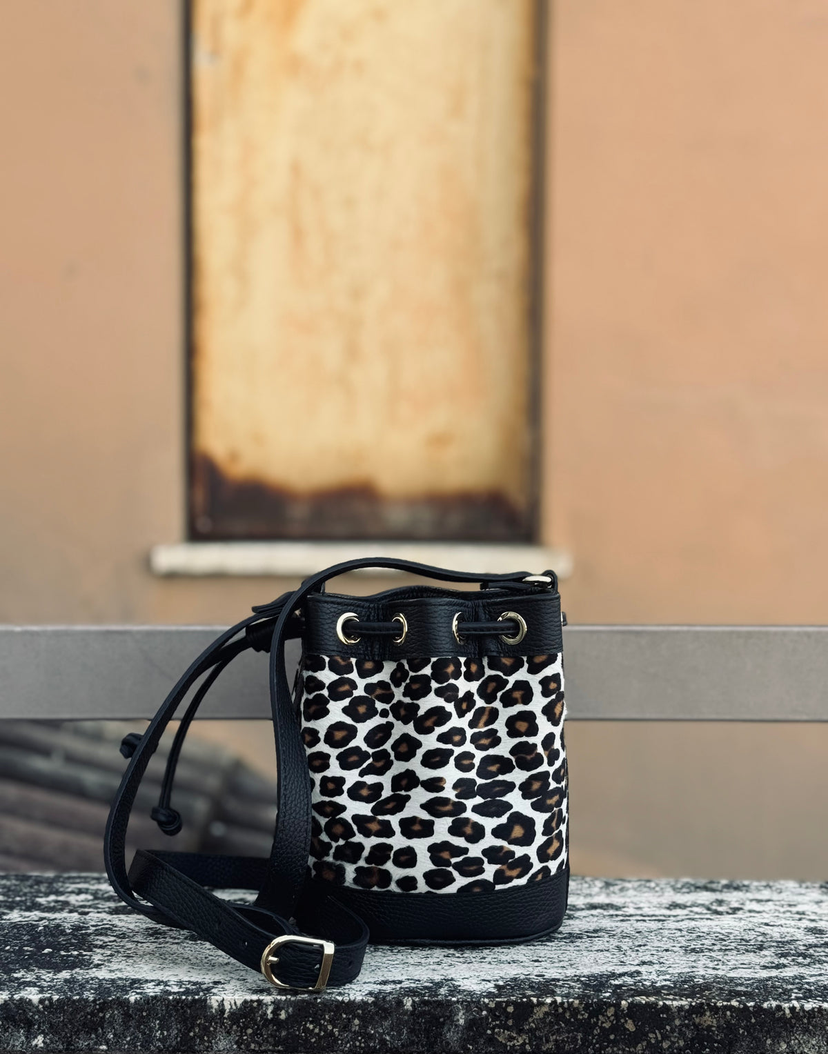 Amira mini Bucket leopard Black