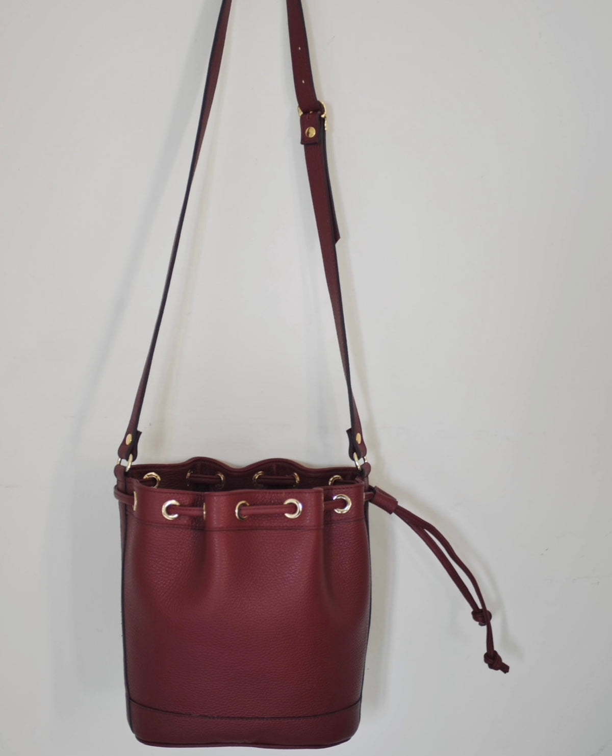 Amira medium Bucket Cranberry