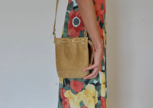 Amira mini Bucket suede Beige