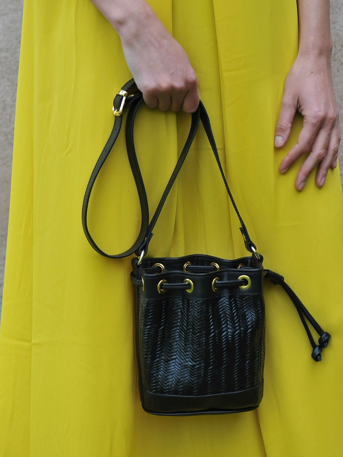 Amira mini Bucket woven leather Black